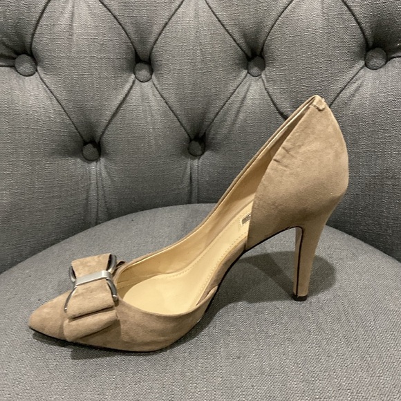 BCBGeneration beige suede bow heels - Picture 3 of 5